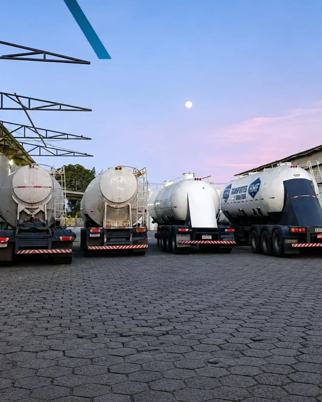 Carretas-silo da HMF estacionadas ao lado do galpão
